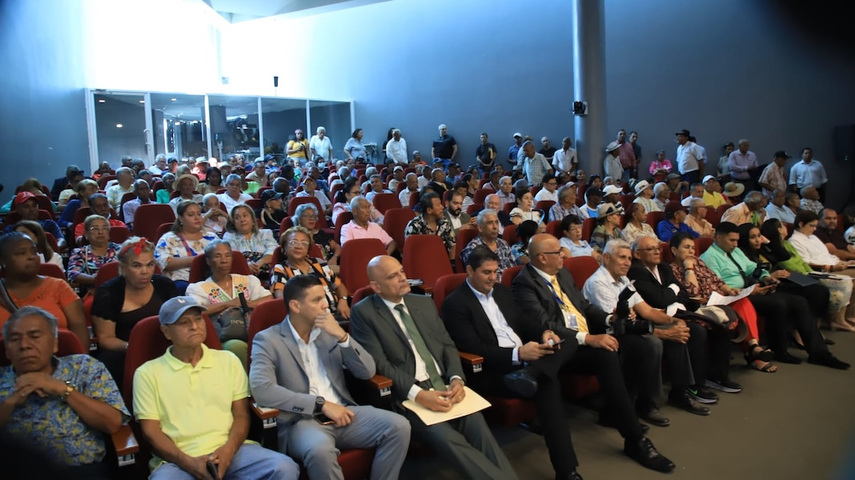 Participación de jubilados e invitados en la discusión del proyecto de ley. Participación de jubilados e invitados en la discusión del proyecto de ley.