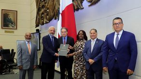 El ministro, Arístides Royo, y el administrador del Canal de Panamá, Ricaurte Vásquez, en la Asamblea Nacional tras la aprobación del Proyecto de Ley del Presupuesto de la vía interoceánica.