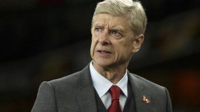 Suspenden 3 juegos a técnico Wenger por ofender a árbitros