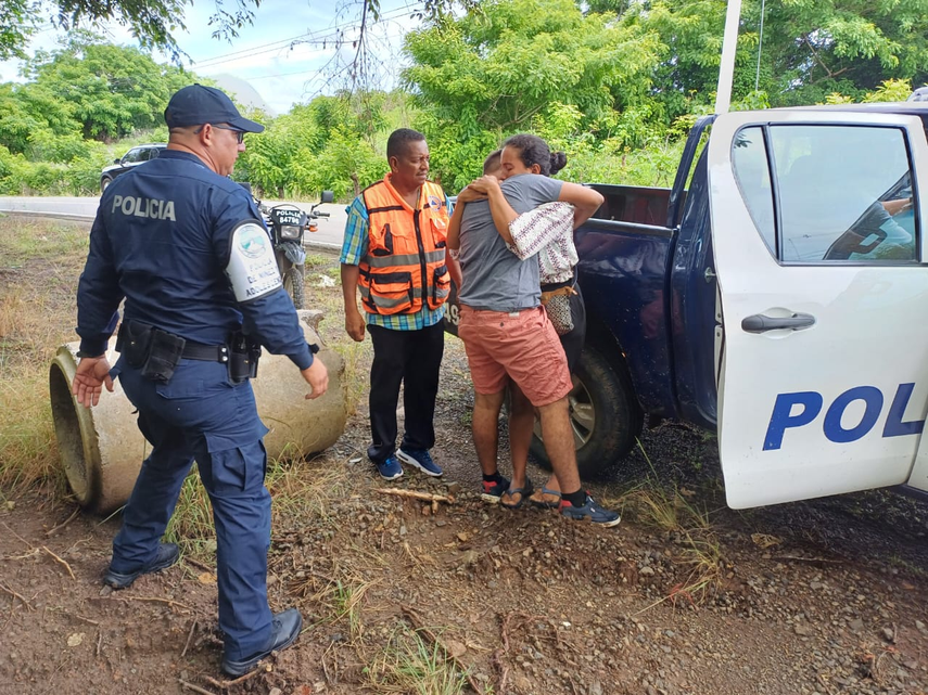 Madre abraza al menor luego que la Policía lo hubicara