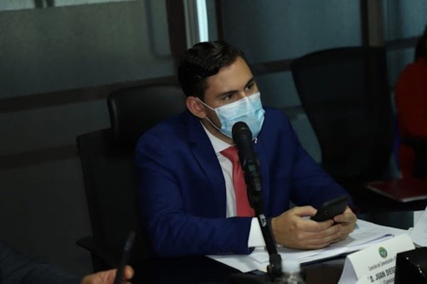 El diputado denunció que hay funcionarios de menor jerarquía y menor responsabilidad ganando más que quienes tienen años de experiencia