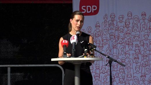 Al borde de las lágrimas, primera ministra de Finlandia defiende sus controvertidas fiestas