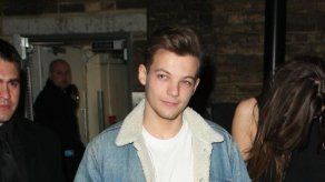 El padre de Louis Tomlinson le reprende por fumar marihuana