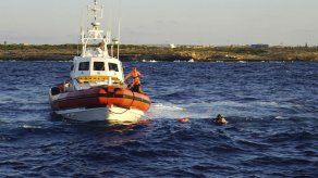 Más migrantes saltan al mar desde barco de ONG ante Italia