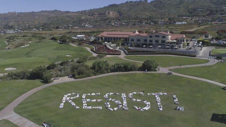 Protestan en campo de golf de Trump, en área de Los Ángeles