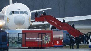 Pasajero: Secuestrador amenazó estrellar avión