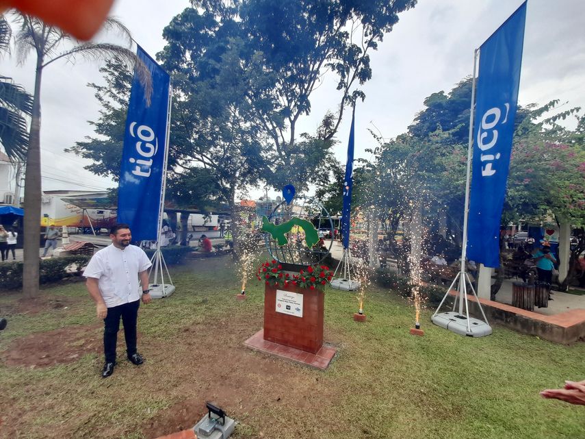 Entrega del reconocimiento a Santiago, de Veraguas, ganador de la categoría Mejor Fiesta Patronal de Los Pueblitos más lindos de Panamá.