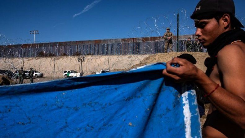 La desilusión invade la caravana migrante tras intento frustrado de cruzar a EEUU