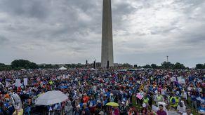 Cientos de personas se reunieron en un anfiteatro en Parkland.