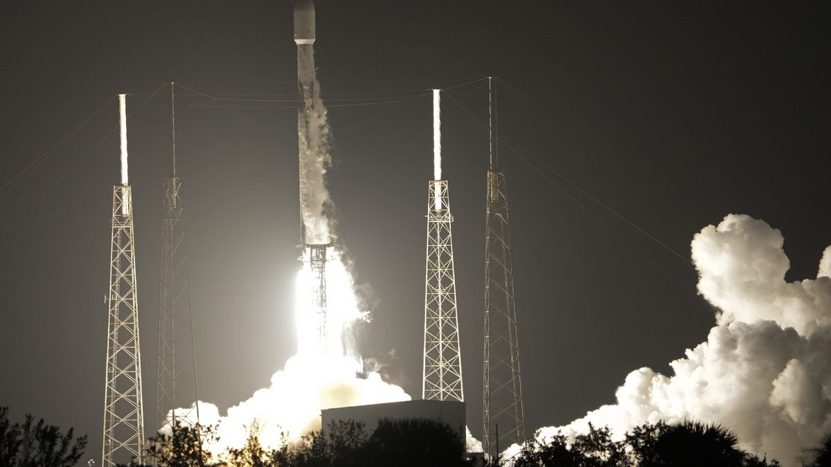 El módulo de aterrizaje también lleva una esfera del tamaño de una naranja de la Agencia Espacial Japones.