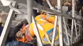 Bomberos atendiendo al obrero de una construcción tras caer al vacío