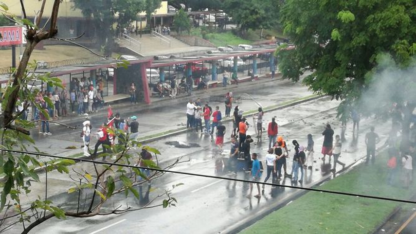 Estudiantes de la Universidad de Panamá cierran la Vía Transístmica