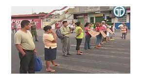 Obstaculizan vía en Cerro Batea por mal estado de las calles