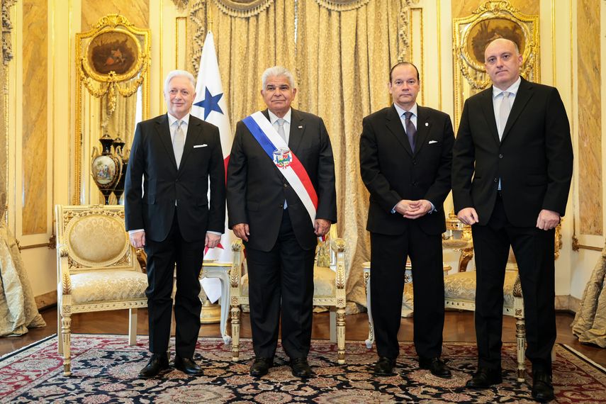 Presidente Mulino recibe cartas credenciales