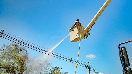 Naturgy refuerza la red eléctrica con mantenimiento en temporada seca