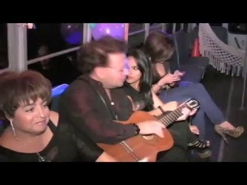 Party Chiva, la fiesta rodante de hispanos en Estados Unidos