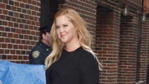Amy Schumer trata de mantener la moral alta en medio de un embarazo muy duro