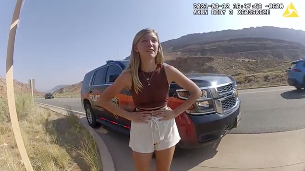En el video de una cámara corporal de la policía ampliamente difundido durante el transcurso de la investigación el año pasado puede verse a Petito, de 22 años, notablemente alterada, y genera interrogantes acerca de si una respuesta policial distinta pudo haber evitado su asesinato.