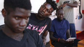 Italia permite atraque de barco de rescate con 82 migrantes