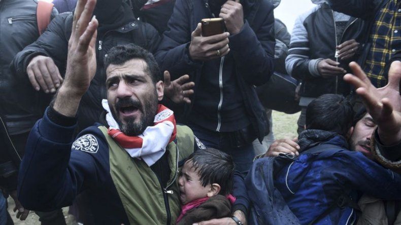 Desmantelan campamento de migrantes en Grecia