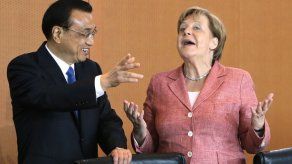 Merkel viaja a China con delegación empresarial