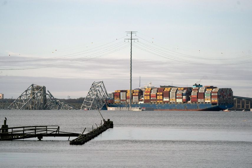 Bomberos buscan a más de 20 personas caídas al río tras derrumbe de puente en Baltimore. Bomberos buscan a más de 20 personas caídas al río tras derrumbe de puente en Baltimore.