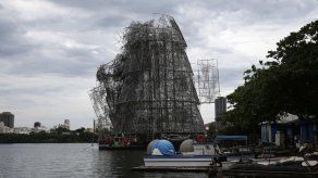 Un ventarrón en Río parte en dos el mayor árbol flotante de navidad del mundo
