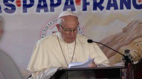 El papa insta a buscar una solución pacífica en Venezuela y se pronuncia sobre atentados en otros países