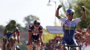Australiano Ewan gana al esprint 5ta etapa de Vuelta; Dumoulin nuevo líder