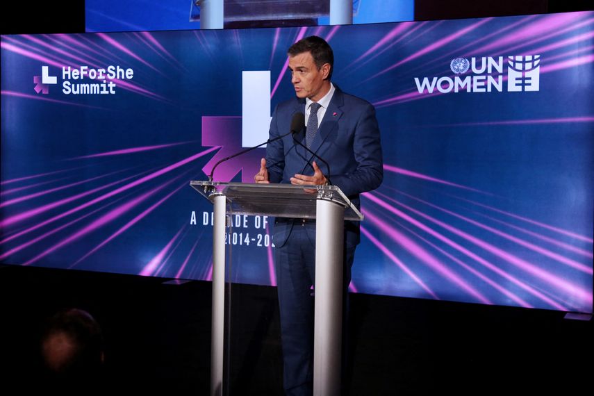 Presidente del gobierno español califica de inaceptable la exclusión del rey a la investidura de Claudia Sheinbaum.