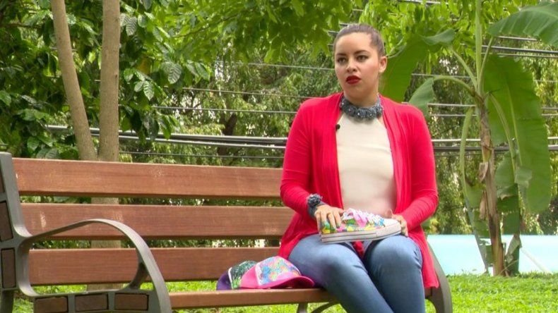 Panameña transforma zapatillas y paredes con sus diseños