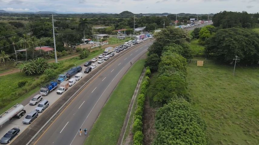 Vistas del tráfico generado tras el cierre de vía realizado por las víctimas del dietilenglicol.