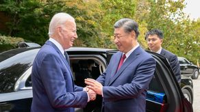 Joe Biden saludando al presidente de la República Popular China, Xi Jinping.