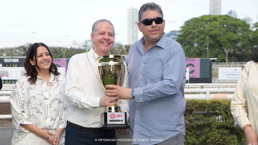 David Samudio agradeció a el Hipódromo Presidente Remón por el homenaje. David Samudio agradeció a el Hipódromo Presidente Remón por el homenaje.