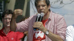 Arremeten contra candidato de Lula en su primer debate