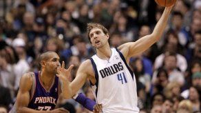 Nowitzki encabeza a Dallas en su juego 1.000; caen Knicks