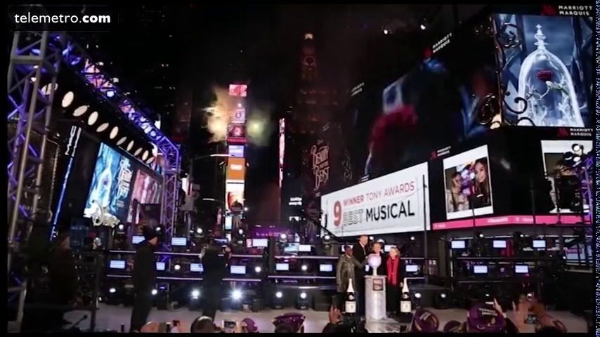 Nueva York recibe el 2017 con la icónica bola de cristal de Times Square