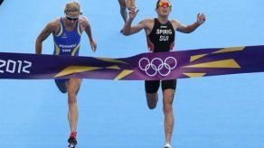 Suiza Spirig gana triatlón olímpico en final de foto