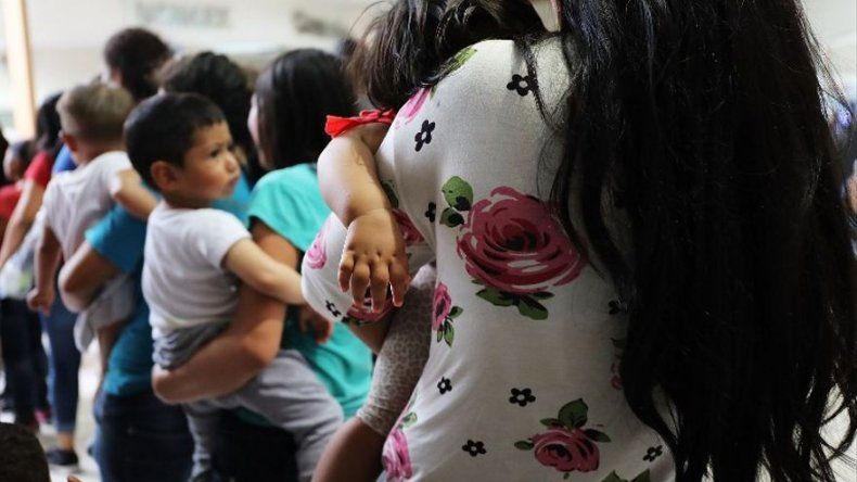 Juez da más tiempo a Gobierno de EEUU para reunir a unos 40 niños con padres