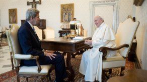 John Kerry junto al papa Francisco.