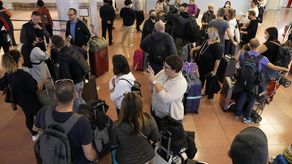 Japón: llegan turistas al mitigarse restricciones del COVID