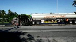 Retiran combustible de camión cisterna volcado en la Vía Panamericana Retiran combustible de camión cisterna volcado en la Vía Panamericana