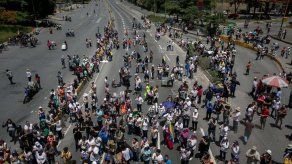 Opositores cierran algunas vías de Caracas y del interior durante plantón