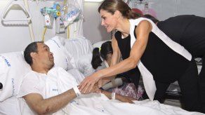 Reyes españoles visitan a víctimas de ataques
