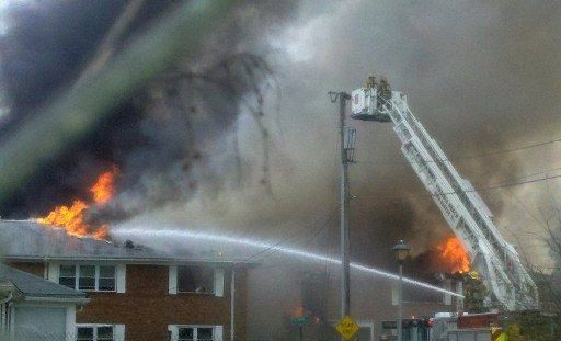 Bomberos no hallan muertos entre escombros tras accidente de F-18