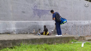 Ronnie De Gracia, paramédico que brinda atención a personas sin hogar en Calidonia.