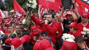 Candidatos colombianos cierran campañas políticas con caminatas y música