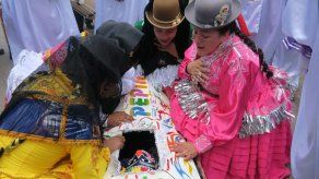 El peculiar entierro del Pepino despide el Carnaval en La Paz