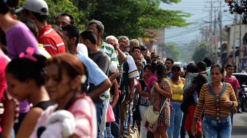 Venezuela vuelve de a poco a la calma con vigencia de billete de 100 bolívares