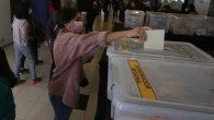 Una mujer depositando su voto para elegir a los ciudadanos que van a redactar la nueva Constitución de Chile. Una mujer depositando su voto para elegir a los ciudadanos que van a redactar la nueva Constitución de Chile.